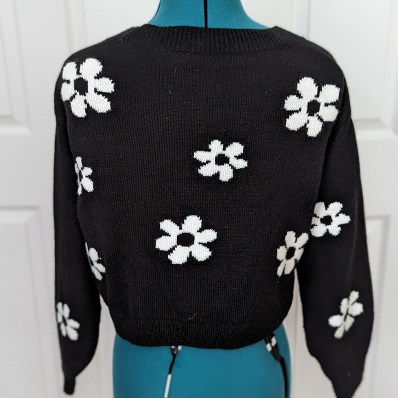 Black and white daisy crop sweater by H&M size XS - Picture 2 of 2